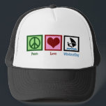 Casquette Peace Love Windsurf<br><div class="desc">Panneau de tranquillité,  coeur,  planche à voile sur le bleu de l'océan.</div>