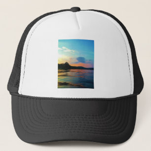 Casquette Pêche et coucher de soleil sur le lac de montagne