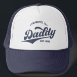 Casquette Personnalisé à papa Nouvelle Fête des pères papa<br><div class="desc">Promoté sur mesure pour papa New Dad Fête des pères T-shirt : un cadeau parfait pour les papas de la première fois! Ce tee est personnalisable avec une année personnalisée,  ce qui le rend idéal pour les baby showers,  les congés de paternité ou la vie quotidienne de papa.</div>