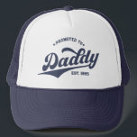 Casquette Personnalisé à papa Nouvelle Fête des pères papa<br><div class="desc">Promoté sur mesure pour papa New Dad Fête des pères T-shirt : un cadeau parfait pour les papas de la première fois! Ce tee est personnalisable avec une année personnalisée,  ce qui le rend idéal pour les baby showers,  les congés de paternité ou la vie quotidienne de papa.</div>