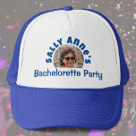 Casquette Photo de la fête de la Bachelorette de Lady<br><div class="desc">Pour célébrer une fête de Bachelorette. Conçu pour quelqu'un qui a une "Bachelorette Party"! Le casquette de la dame avec votre photo, le choix du nom, et la formulation de la fête. Casquette du parti Hen. Ajoutez le nom de la personne dont il s'agit, ainsi que leur photo. Casquette de...</div>