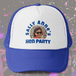 Casquette Photo du parti Hen de la dame<br><div class="desc">Pour célébrer une fête de Hen. Conçu pour quelqu'un qui a un "Hen Party"! Le casquette de la dame avec votre photo, le choix du nom, et la formulation de la fête. Casquette du parti Hen. Ajoutez le nom de la personne dont il s'agit, ainsi que leur photo. Casquette de...</div>