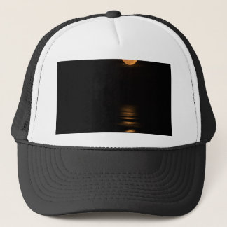 Casquette pleine lune d'or au-dessus d'océan