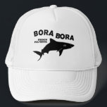 Casquette Plongée De Requin À Bora Bora<br><div class="desc">Plongez dans les eaux fascinantes de Bora Bora, en Polynésie française, avec notre design graphique captivant qui présente une silhouette de requin majestueuse. Parfait pour les plongeurs sous-marins et les amateurs de requins, cet artisanat célèbre la beauté et l'excitation de rencontrer ces magnifiques créatures dans l'une des destinations les plus...</div>