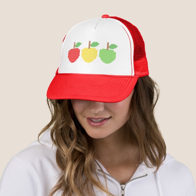 Casquette Pommes colorées pixellisées (En situation)