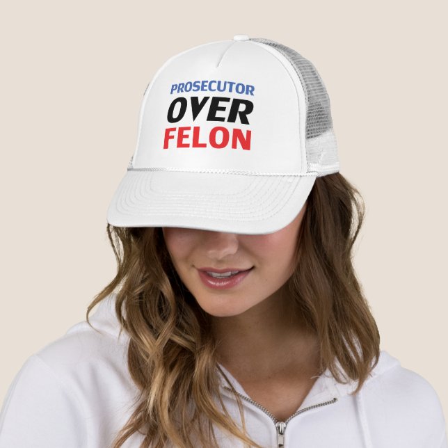 Casquette Procureur sur Felon typographie rouge blanc bleu (En situation)