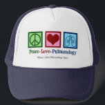 Casquette Pulmonologue personnalisable Peace Love<br><div class="desc">Casquette de pulmonologie Peace Love. Un don pulmonologue cool pour un médecin ou une infirmière en pulmonologie avec un signe de paix,  un coeur et des poumons. Un excellent design pour un spécialiste pulmonaire qui traite l'asthme et d'autres problèmes respiratoires.</div>