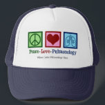 Casquette Pulmonologue personnalisable Peace Love<br><div class="desc">Casquette de pulmonologie Peace Love. Un don pulmonologue cool pour un médecin ou une infirmière en pulmonologie avec un signe de paix,  un coeur et des poumons. Un excellent design pour un spécialiste pulmonaire qui traite l'asthme et d'autres problèmes respiratoires.</div>