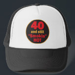 Casquette Quarante et toujours fumé chaud | 40e anniversaire<br><div class="desc">40 et Casquette chaud encore fumé. Un cadeau amusant pour le 40e anniversaire de quelqu'un. ⭐ 99% de mes designs dans mon magasin sont faits en couches. Cela vous permet de redimensionner et de déplacer facilement les graphiques et le texte pour qu'il s'adapte parfaitement à chaque produit. ⭐ (Assurez-vous de...</div>