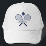 Casquette Raquettes de tennis et nom Joueur de tennis<br><div class="desc">Chapeau camionneur de joueur de tennis, spécialement conçu pour les amateurs de tennis qui aiment frapper le court en style. Doté de raquettes de tennis de style vintage traversées de façon classique avec un ballon de tennis, ce casquette saisit l'essence de l'attrait intemporel du jeu. Personnalisez votre casquette avec votre...</div>
