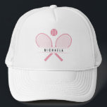 Casquette Raquettes de tennis et nom Joueur de tennis<br><div class="desc">Chapeau camionneur de joueur de tennis, spécialement conçu pour les amateurs de tennis qui aiment frapper le court en style. Doté de raquettes de tennis de style vintage traversées de façon classique avec un ballon de tennis, ce casquette saisit l'essence de l'attrait intemporel du jeu. Personnalisez votre casquette avec votre...</div>