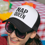 Casquette Reine Nap<br><div class="desc">Hey,  fille paresseuse. Montrez votre amour pour le snooze du milieu de la journée avec ce design pointu. Un camionneur noir et blanc qui joue sur "Trap Queen" avec "Nap Queen" en texte noir propre.</div>