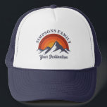 Casquette Retro Sunset Personnalisé Famille Vacances Groupe<br><div class="desc">Découvrez la nostalgie avec notre chapeau de camionneur personnalisable "Retro Sunset Family Vacation". Doté d'un coucher de soleil animé derrière des montagnes majestueuses, ce design peut inclure votre nom de famille et destination, parfait pour des excursions, des réunions ou des aventures d'été. Célébrez la convivialité dans le style et faire...</div>