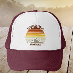 Casquette Reunion famille Sunset Mountain personnalisée Vint<br><div class="desc">Ce coucher de soleil vintage orange cool sur des montagnes rocheuses dans la nature fait une belle image sur un casquette mignon pour une réunion de famille,  voyage en voiture,  ou vacances d'été. Commémorez votre semaine de vacances avec un casquette amusant avec votre propre nom de famille et l'année.</div>