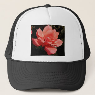 Casquette rose de pêche et détritus