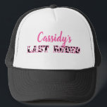 Casquette Sa Dernière soirée de bachelorette Rodeo Disco<br><div class="desc">Célébrez les mariées d'être avec ces casquettes personnalisées de la soirée de bachelorette à thème de cowgirl disco. Ils arborent le slogan amusant "DERNIER RODEO" en lettres à motifs en noir et blanc,  avec le nom de la mariée ci-dessus,  en lettres manuscrites en rose.</div>