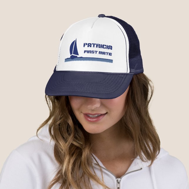 Casquette Sailing Boat Hat with customizable text (En situation)