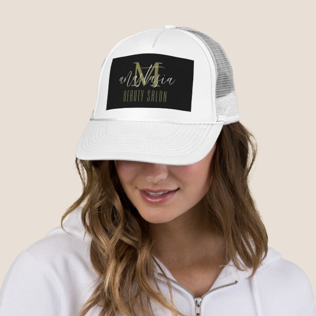 Casquette Salon de beauté en or blanc par Anastasia Monogram (En situation)