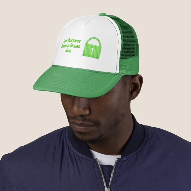 Casquette Sécurité numérique - Verrouillage vert avec nom co (En situation)