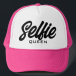 Casquette Selfie Queen Funny Pink Trucker Chapeau<br><div class="desc">Selfie Queen Funny Pink Trucker Chapeau pour femmes et filles. Casquette de baseball rose personnalisé pour ceux qui aiment les photos parlantes. Design élégant de lettrage manuel. Disponible aussi dans d'autres couleurs cool. Amusant idée cadeau d'anniversaire pour amis,  famille,  ado,  adolescent,  soeur,  petite amie etc.</div>