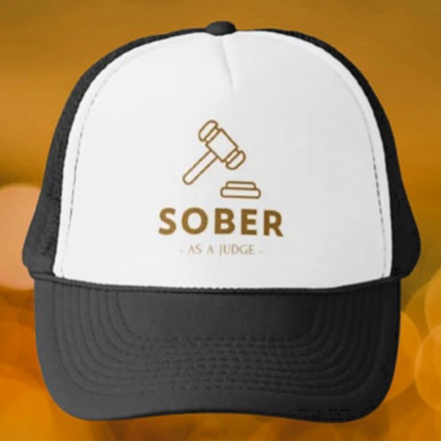 Casquette Sober Comme Juge - Gold Gavel Trucker Hat (Créateur téléchargé)