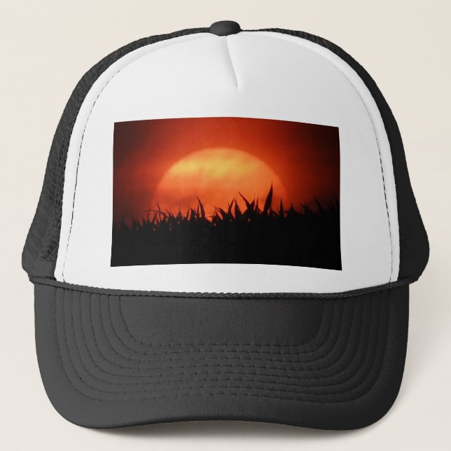 Casquette Soleil rouge derrière l'herbe noire (Devant)