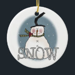 Casquette Stovepipe Snowman Keepsaké Ornement<br><div class="desc">Un bonhomme de neige avec un foulard et un casquette à haute fourche et un texte qui dit "NEIGE" sur un ornement de vacances de bonhomme de neige que vous êtes sûr d'aimer pour les années à venir!</div>