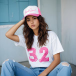 Casquette Style rétro Neon Rose Bride Squad Script<br><div class="desc">Célébrez votre mariage avec un peu de néon ! Notre casquette électrique "marié squad" de style camionneur de script néon est parfait pour les épouses à la recherche d'une vie nocturne audacieuse, avec une esthétique moderne rétro-classe. Inspiré par la beauté et la tendance des néons, nous avons conçu ce design...</div>