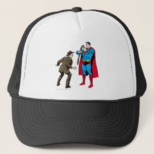 Casquette Superman plie une arme