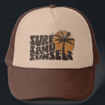 Casquette Surf Sable Couchers De Soleil Plage Vie Palmier<br><div class="desc">Le t-shirt "Surf Sand Sunsets" est l'ajout parfait à votre garde-robe d'été. Que vous soyez en train de frapper les vagues ou juste de vous allonger sur le sable,  ce tee-shirt vous a couvert. Préparons-nous pour un été rempli de surf,  de sable et de couchers de soleil inoubliables.</div>