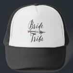 Casquette Tribe de mariée avec chapeau de camion à flèche<br><div class="desc">Grand cadeau de fête de mariée pour votre tribu de mariée. On peut les pratiquer le jour du mariage ou une soirée en ville.</div>