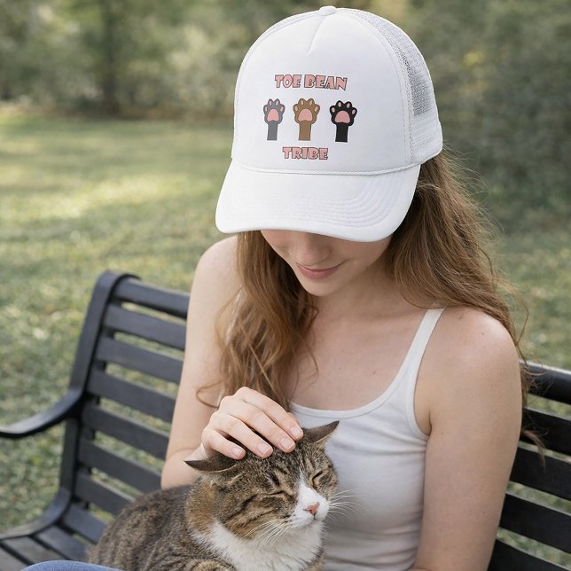 Casquette Tribu des haricots d'orteil Drôle de chat Chats ro (A hat with three cat paws and the words toe bean tribe in pink letters with a gray outline.)