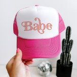 Casquette TRIXIE Retro 70's Thème Super Babe Bachelorette<br><div class="desc">Ce camionneur de bachelorette qui a une police rétro sur le thème des années 70 dans une couleur orange crémeuse. Commandez l'option de la mariée blanche pour la future mariée et les casquettes de la "bimbo" orange coordonnatrice pour votre groupe de bachelorette. Les couleurs sont modifiables ! Cliquez sur "modifier...</div>