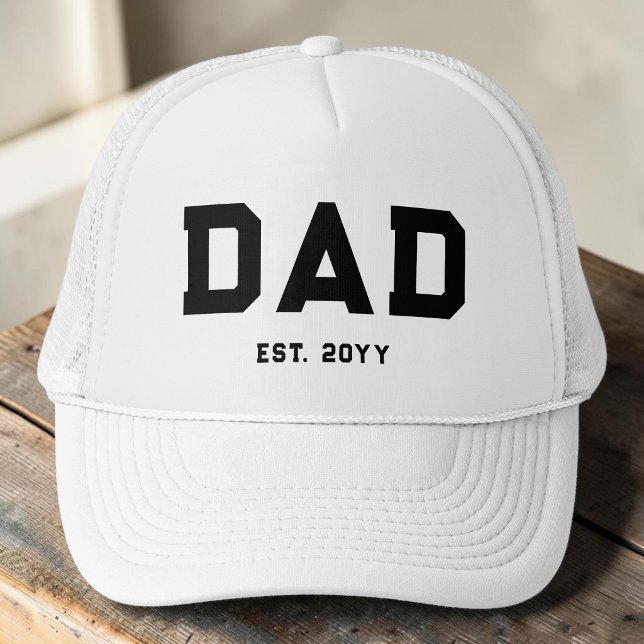 Casquette Typographie Simple Moderne Noir et Blanc Papa Est (Modern Black and White Simple Typography Dad Est Trucker Hat)