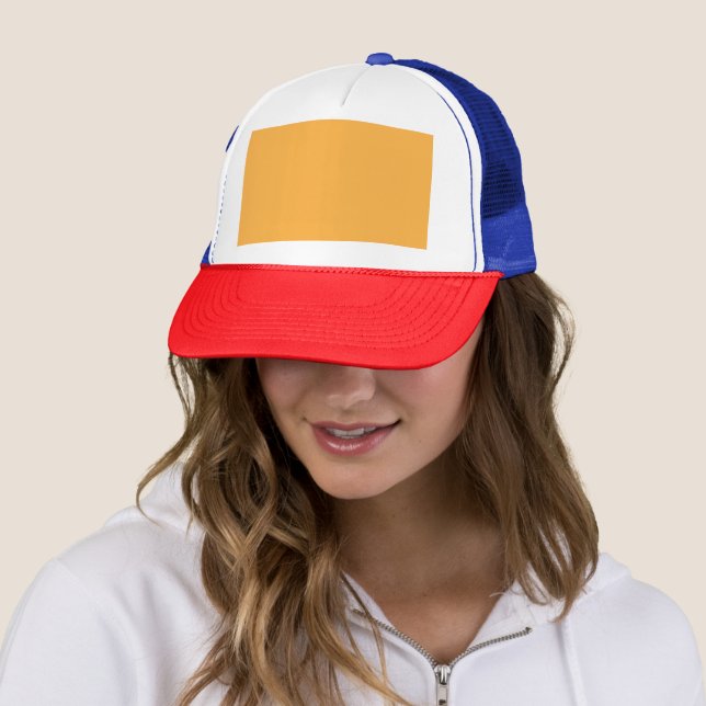 Casquette un arrière - plan jaune avec une bordure noire (En situation)