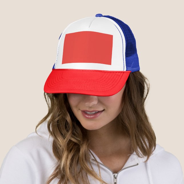 Casquette un arrière - plan rouge avec une bordure blanche (En situation)