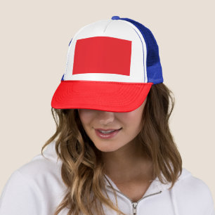 Casquette un arrière - plan rouge avec une bordure blanche