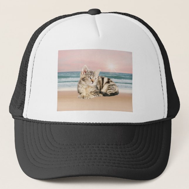 Casquette Un chat rayé mignon assis sur la plage au coucher  (Devant)