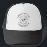 Casquette universitaire Miskatonic<br><div class="desc">Vous voulez un casquette qui dit que vous avez fréquenté l'Université Miskatonique ? Heureux pour vous ici ! Avec le meilleur logo disponible également ; -) L'inscription latine dit "Out Of Ignorance Into Wisdom; Par Lumière Dans L'Obscurité"</div>