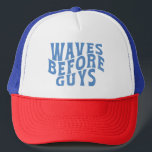 Casquette Vagues avant les garçons été filles plage vacances<br><div class="desc">Faites de votre voyage de filles un voyage inoubliable avec ce chapeau de camionneur "Waves Before Guys" ! Parfait pour les fêtes de bachelorette et les vacances tropicales, ce tee-shirt accrocheur présente une vague ludique et un design palmier. Conçu à partir de matériaux de haute qualité pour un confort et...</div>