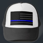 Casquette Votre art noir mince de drapeau de Blue Line USA<br><div class="desc">Un casquette graphique de camionneurs de Blue Line de gris des USA de conception symbolique mince de drapeau. Une grande idée de cadeau pour des rassemblements, des célébrations commémoratives et des occasions de souvenir. Personnalisez-le avec votre texte. Voici une ligne fine de ligne bleue faite sur commande styles de conception...</div>