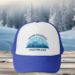 Casquette Voyage de ski en famille Custom Colorado City Blue<br><div class="desc">casquette customisé pour votre escapade ski dans les montagnes du Colorado pendant vos vacances d'hiver. Ce casquette de voyage en ski cool présente un joli dessin de montagnes enneigées et un paysage bleu. Un design naturel pour une famille qui aime en plein air pour son expédition nature.</div>