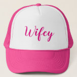 Casquette Wifey. Rose et blanc<br><div class="desc">Mignon,  rose et blanc,  "Wifey, " casquette. Cadeau gentil pour nouvellement un épouser. Assortiment noir et blanc,  "mari, " casquette aussi disponible.

https://www.zazzle.com/hubby_black_and_white_trucker_hat-148340257032118617</div>