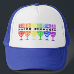 Casquettes heureux de Chanukah d'arc-en-ciel<br><div class="desc">Chanukah heureux dans une ligne de chanukiot d'arc-en-ciel (menorahs). Une conception juive de vacances pour Chanukah.</div>