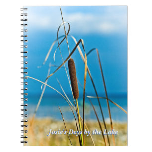 Cattail par le carnet de coutume de rivage de lac