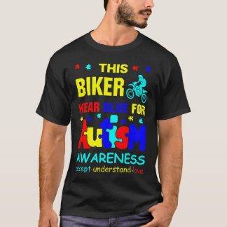 Ce Biker porte le bleu pour le T-shirt Sensibilisa