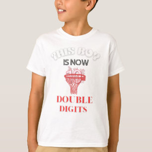 ce garçon est maintenant 10 T-shirt à deux chiffre
