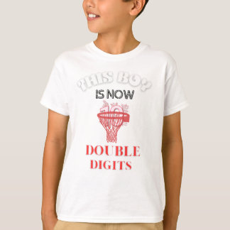 ce garçon est maintenant 10 T-shirt à deux chiffre