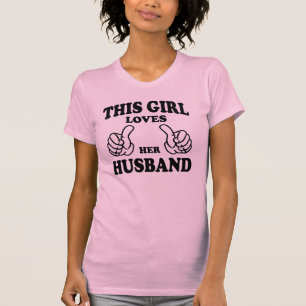 Ce Gir aime ses T-shirts et Tanktops de mari,
