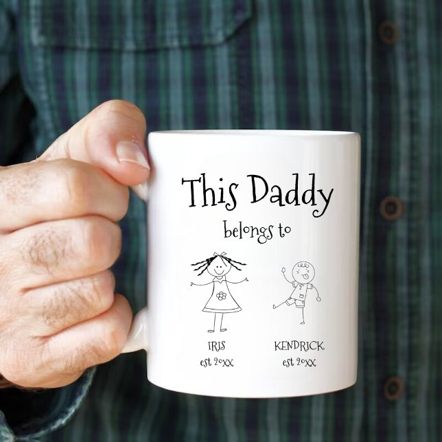 Ce Papa Appartient À La Mug Avec Des Noms D'Enfant (Créateur téléchargé)